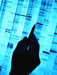 Fotografia de uma mão com uma caneta, tendo como fundo uma imagem de dados genéticos.